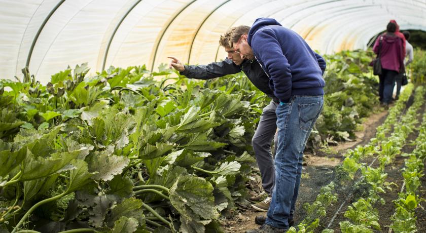 consulent geeft advies aan boer