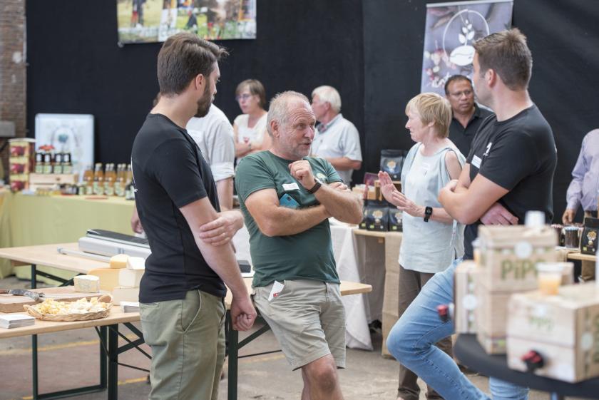 mensen netwerken op netwerkevent