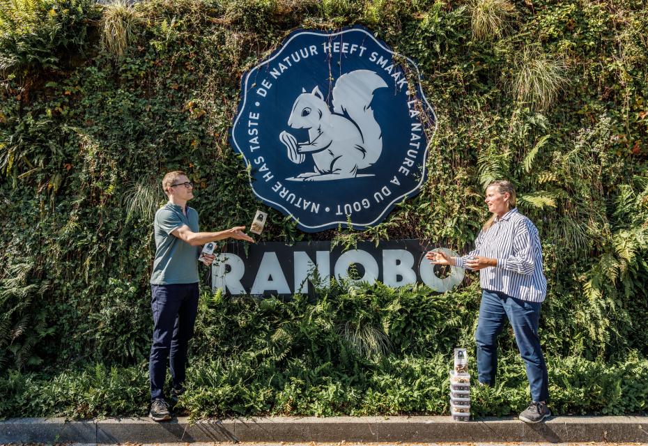 mensen voor kantoorgebouw