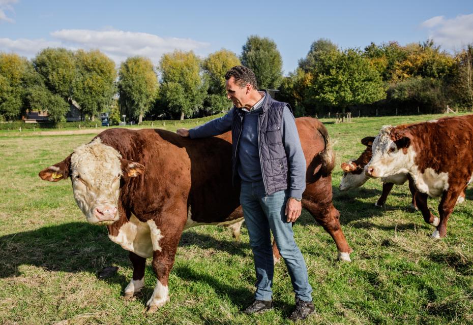 Bioveeteler Johan Christiaens in weide