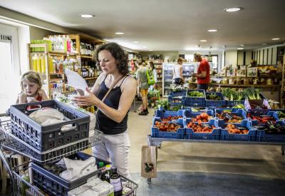 klant in biowinkel