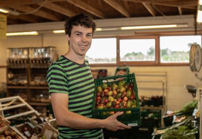 winkelier met groentemand
